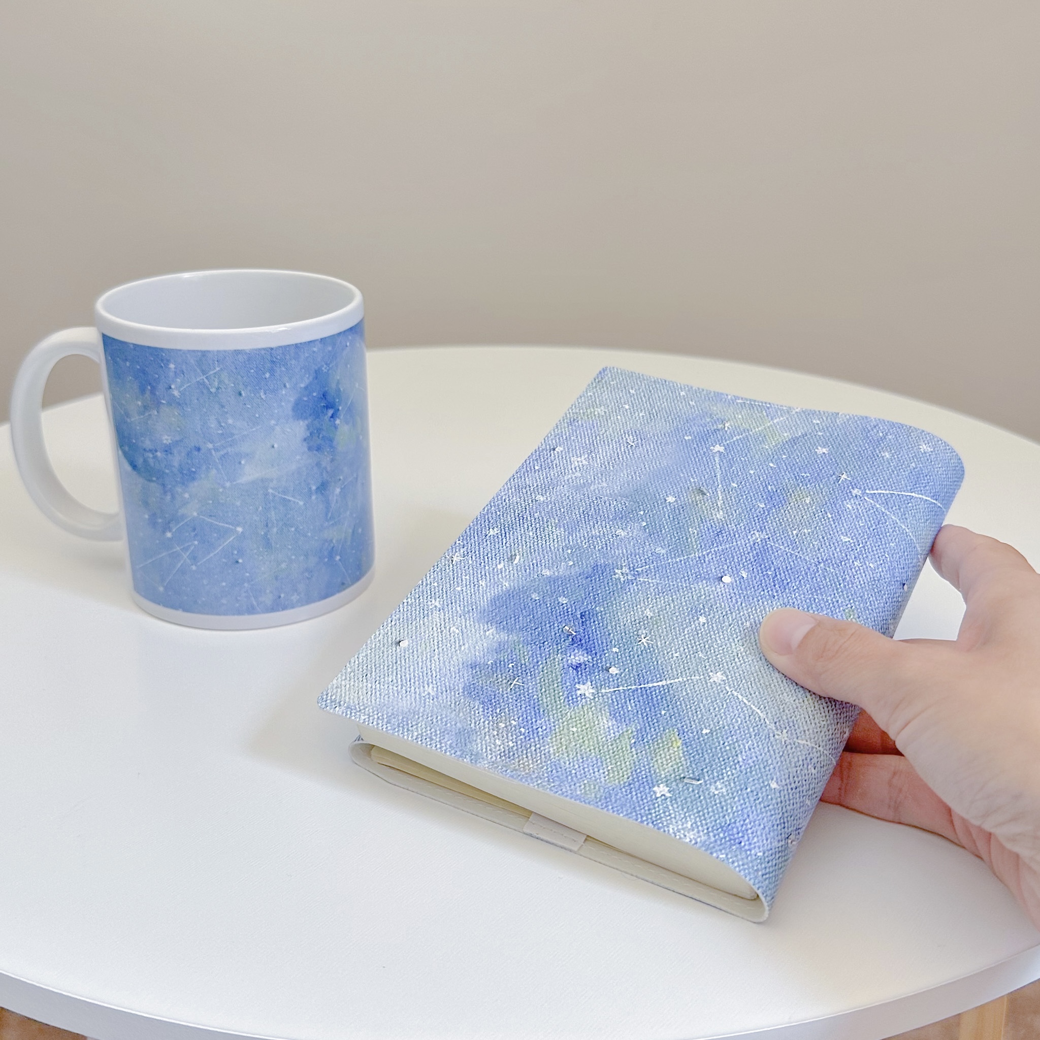 やさしい色のブックカバー・マグカップセット　こんぺいとうの森からの贈りもの